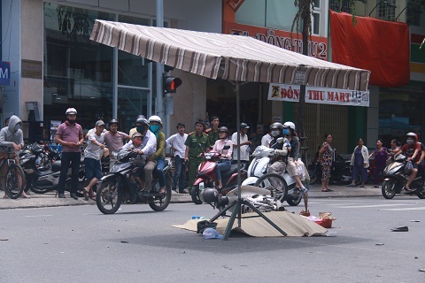 Nữ tài xế nhấn ga loạn xạ, đâm 3 người thương vong