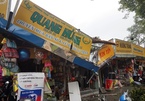 Nhánh cây rỗng ruột đè sập 2 cửa hàng thời trang ở Sài Gòn