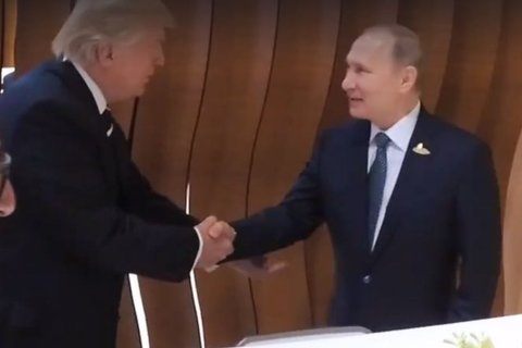 TT Putin bắt tay TT Trump trước cuộc gặp riêng