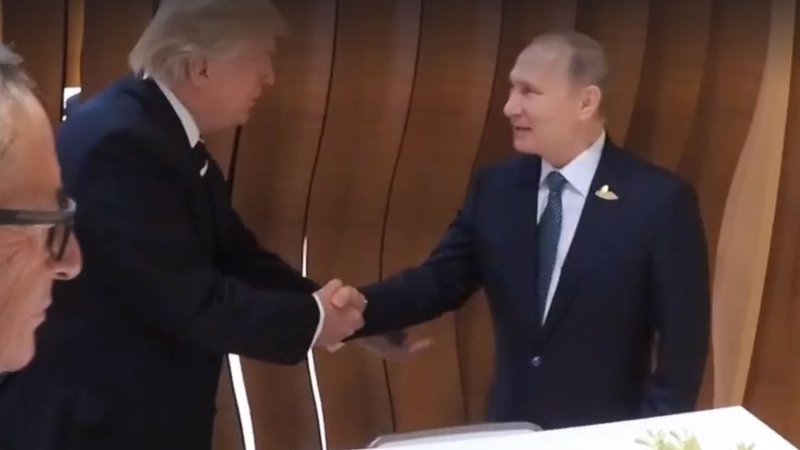 Hai ông Putin và Trump bắt tay lần đầu trước cuộc gặp riêng