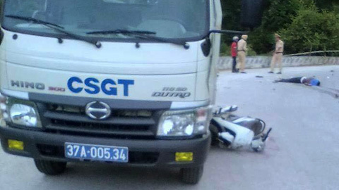 Va chạm xe cảnh sát giao thông, 2 người thương vong