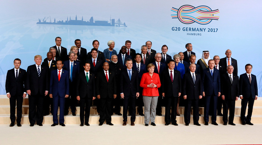 Vì sao ông Trump không đứng gần bà Merkel trong ảnh lãnh đạo G20?