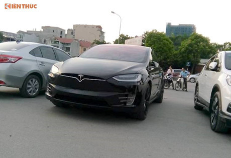 Siêu ô tô điện Tesla Model X 8 tỷ 'dạo phố' Hà Nội