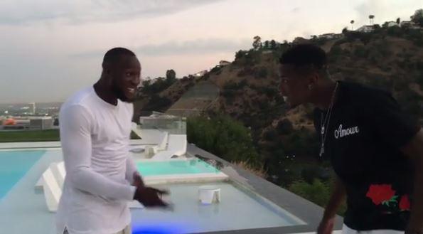 Pogba nhảy nhót chúc mừng Lukaku đến MU