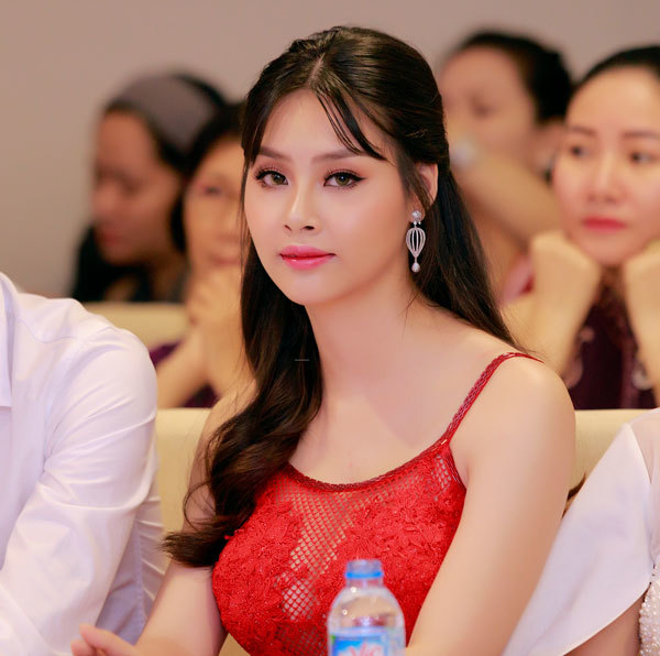 Hoa khôi nhận vương miện bằng gỗ