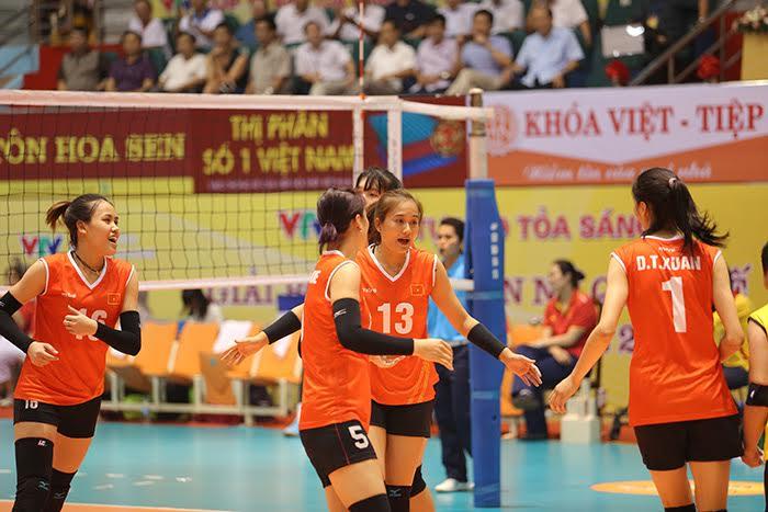 VTV Cup: Kim Huệ toả sáng, nữ Việt Nam thắng tưng bừng