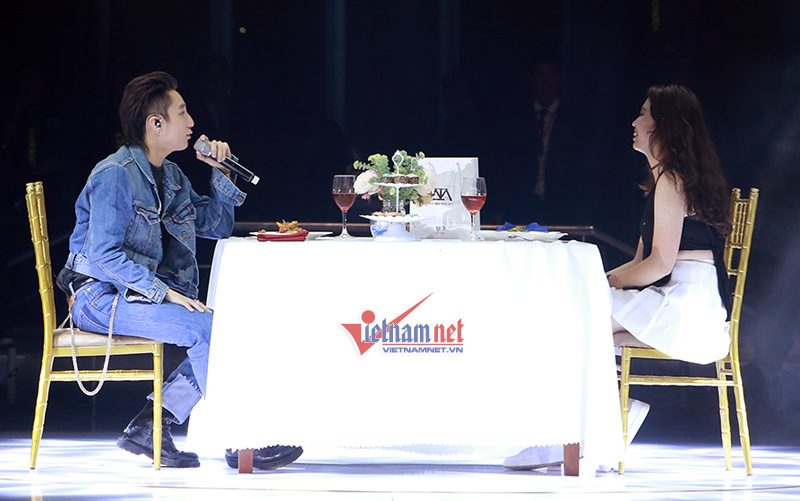 Sơn Tùng M-TP đốn tim triệu sky khi ôm, vuốt tóc fan nữ