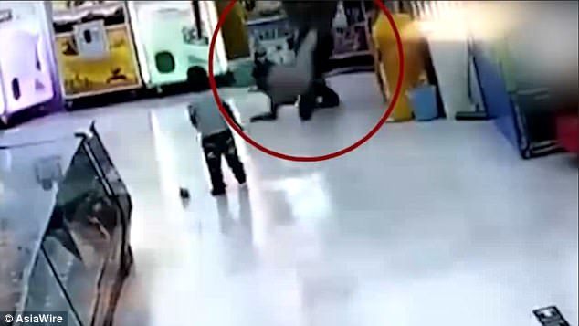 10 clip 'nóng': Bé gái bị cha ruột đánh đập tàn nhẫn giữa siêu thị