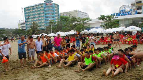 Sầm Sơn: Chơi đông người mất phí tiền triệu