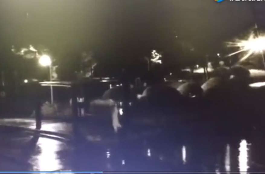 Mải xem điện thoại, thiếu niên 15 tuổi ngã xuống hồ chết đuối