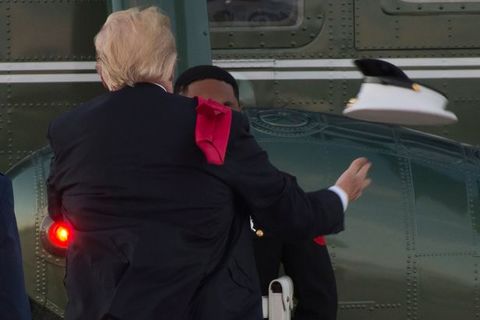 Tổng thống Trump nhặt mũ cho lính thủy đánh bộ