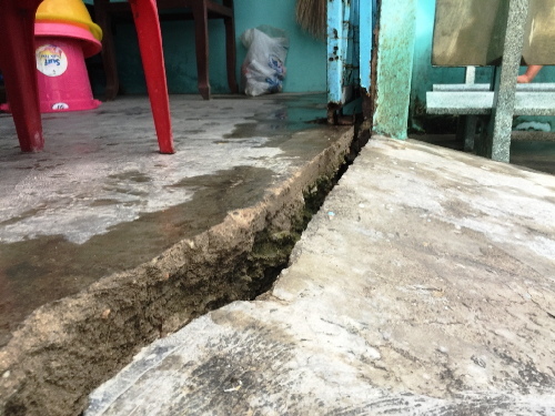 Hàng trăm nhà dân biến dạng vì “siêu dự án” chống ngập