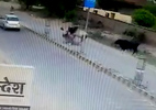 Bò điên cuồng tấn công người đi xe máy, hạ gục tài xế