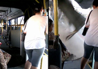 Xe buýt đột ngột tách đôi, hành khách hoảng sợ
