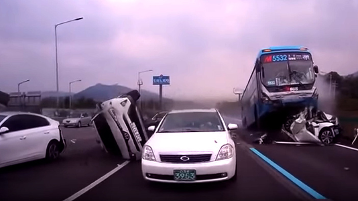 Tai nạn kinh hoàng trên cao tốc, xe buýt nghiền nát ô tô