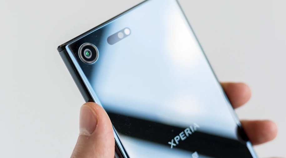 Dùng dao thử độ cứng màn hình Xperia XZ Premium