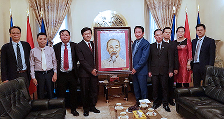 Thứ trưởng Hoàng Vĩnh Bảo thăm Đại sứ quán Việt Nam tại Cộng hòa Séc