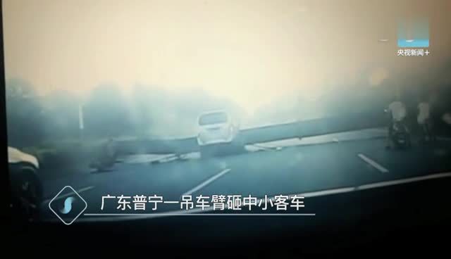 Cần cẩu sập, đè nát xe buýt đi ngang qua