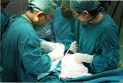 15 bác sĩ mổ xuyên đêm cứu thanh niên vỡ gan