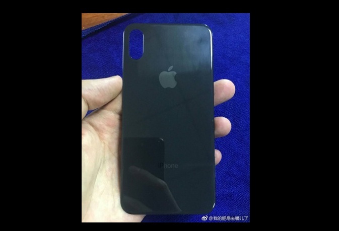 Lộ diện mặt lưng phủ kính của iPhone 8