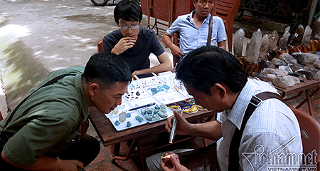 Độc lạ mang kính lúp đi chợ soi hàng hút đại gia