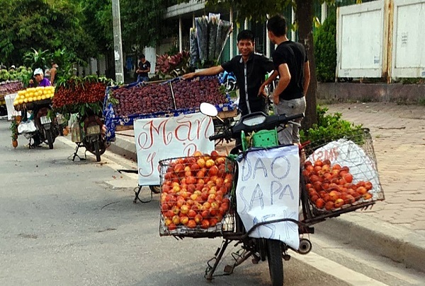 Cười ra nước mắt với tuyệt chiêu bán hàng rong ở Hà Nội