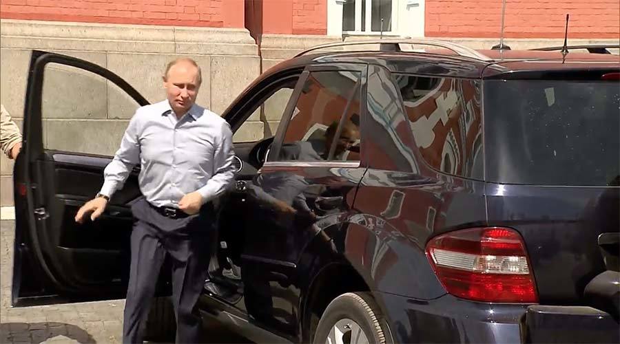 Vị khách bí ẩn ngồi sau ghế lái của Putin