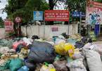 Hà Tĩnh yêu cầu xử lý vụ rác thải bủa vây trường, ngập phố