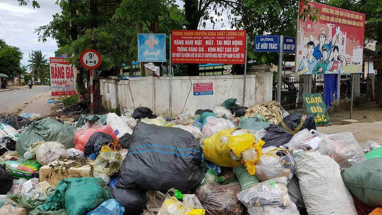 Hà Tĩnh yêu cầu xử lý vụ rác thải bủa vây trường, ngập phố