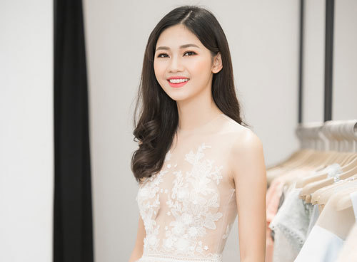 Á hậu Thanh Tú gợi cảm trong váy ren xuyên thấu