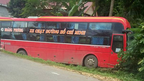 Xe khách cuốn xe máy vào gầm, 2 mẹ con chết thảm