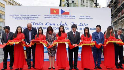 Triển lãm về biển đảo đầu tiên được tổ chức ở nước ngoài