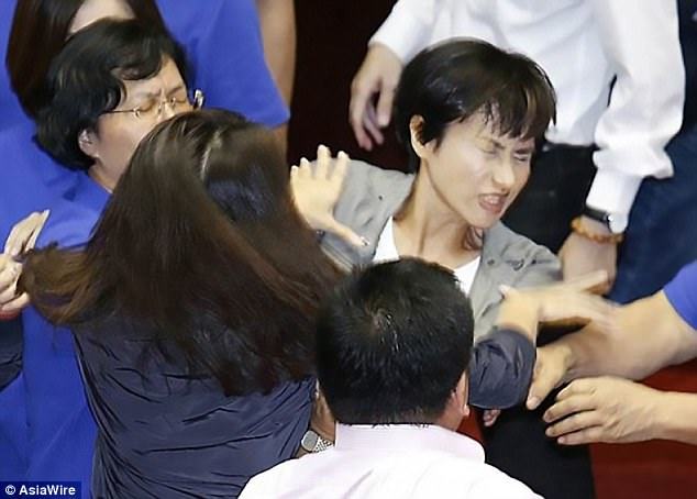 Nữ nghị sĩ Đài Loan choảng nhau giữa phiên họp