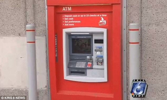 Giải cứu người mắc kẹt trong cây ATM