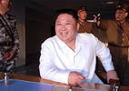 Kim Jong Un trọng thưởng các kỹ sư tên lửa thế nào?