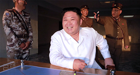 Kim Jong Un trọng thưởng các kỹ sư tên lửa thế nào?