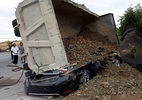 Xe tải đè bẹp xế hộp, một người tử vong ở Nam Định