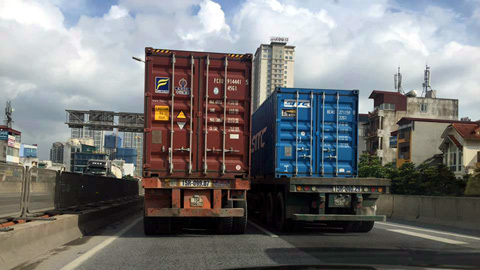 Container dàn hàng ngang, chạy 'rùa bò' trên vành đai 3