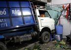 Container húc xe chở rác xuyên thủng nhà dân ở Sài Gòn