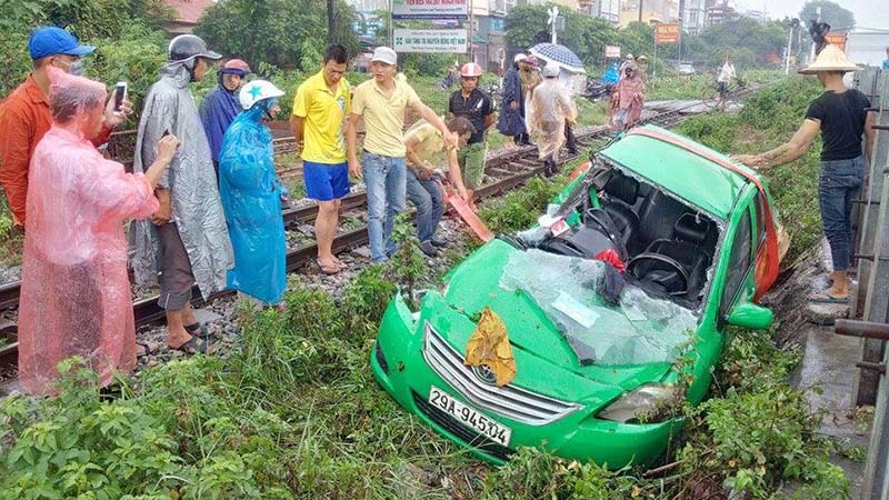 Hà Nội: Tàu hỏa kéo lê taxi, tài xế nguy kịch