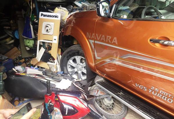 Xe bán tải đâm ô tô, xe máy, nhiều người bị thương ở Sài Gòn