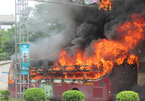 Xe giường nằm bốc cháy dữ dội ở Nghệ An