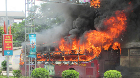Xe giường nằm bốc cháy dữ dội ở Nghệ An