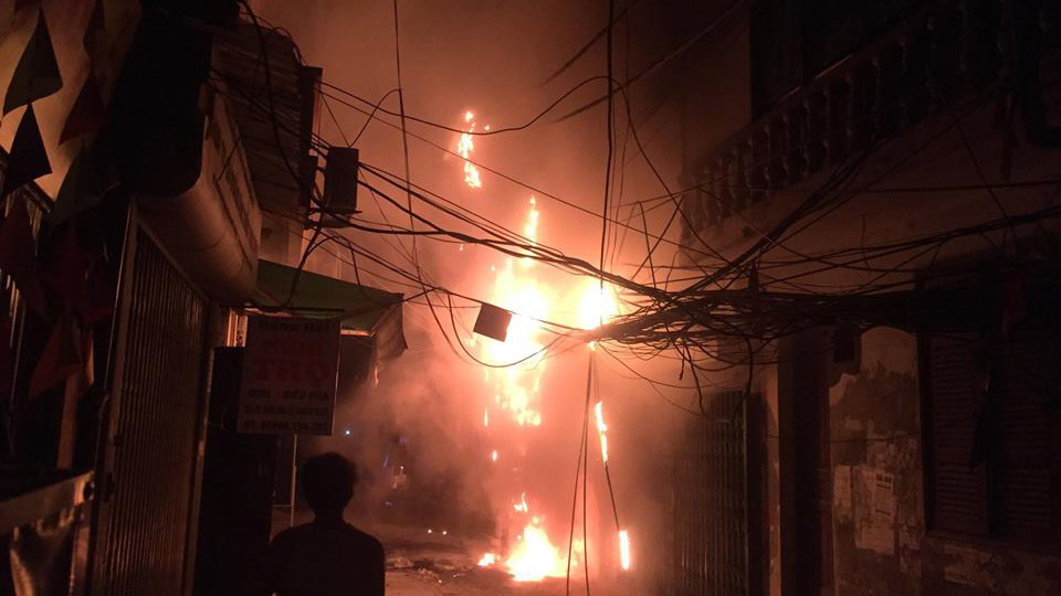 Gia đình đi nghỉ mát, nhà 3 tầng cháy rừng rực trong đêm