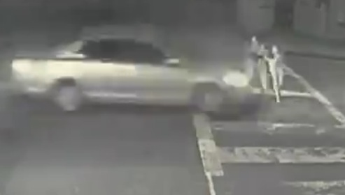 Bất cẩn khi sang đường, bé 5 tuổi và 2 phụ nữ bị ô tô húc bay