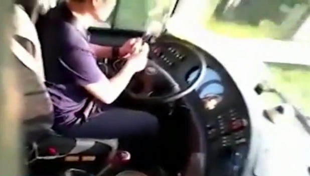 10 clip 'nóng': Cái kết đau đớn cho tài xế buýt gọt táo ăn trên cao tốc