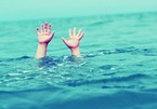 Bé gái 5 tuổi lội ao, tử vong do đuối nước