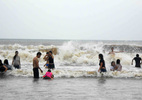 Đưa cả trẻ con hồn nhiên giỡn sóng trước bão ở biển Sầm Sơn
