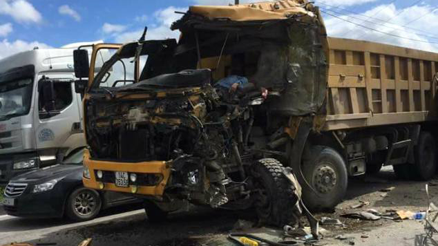 Hai xe tải tông trực diện, tài xế tử vong trong cabin
