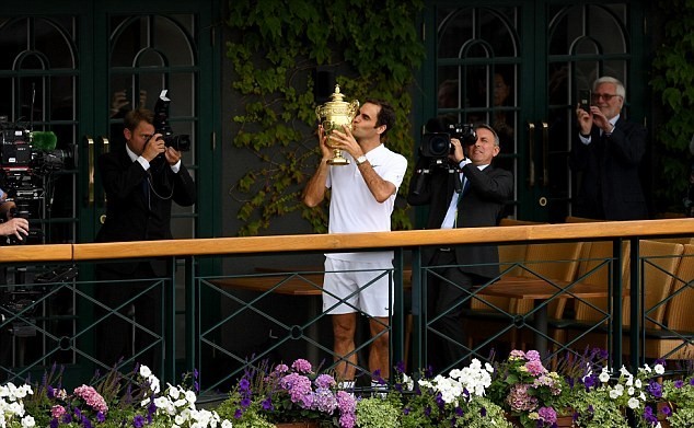 Khoảnh khắc Federer ngất ngây với thiên đường thứ 19